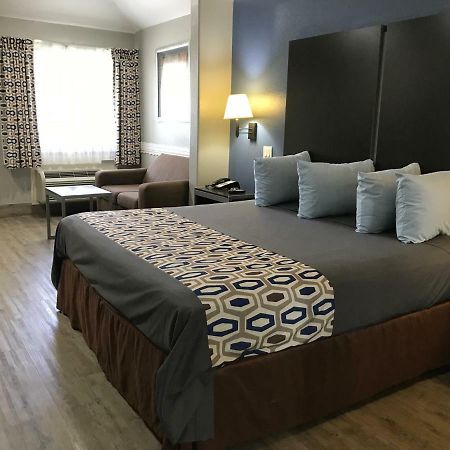 Camelot Inn And Suites Aldine Bagian luar foto