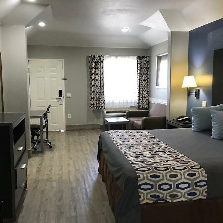Camelot Inn And Suites Aldine Bagian luar foto