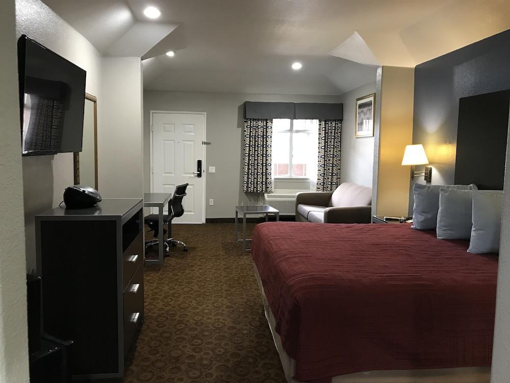 Camelot Inn And Suites Aldine Bagian luar foto