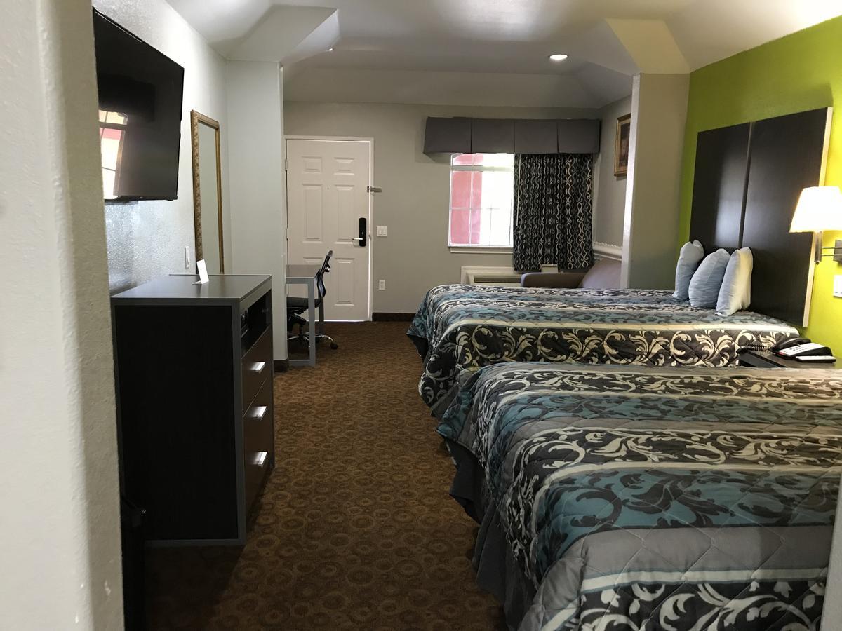 Camelot Inn And Suites Aldine Bagian luar foto