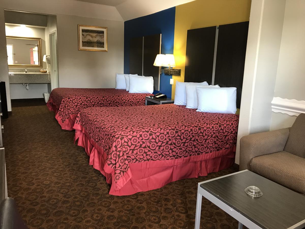 Camelot Inn And Suites Aldine Bagian luar foto