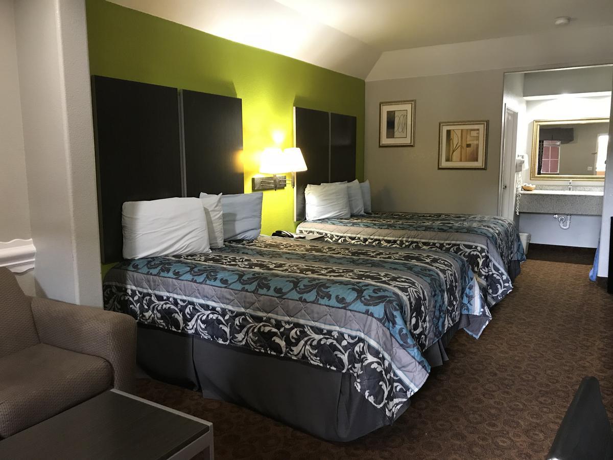 Camelot Inn And Suites Aldine Bagian luar foto