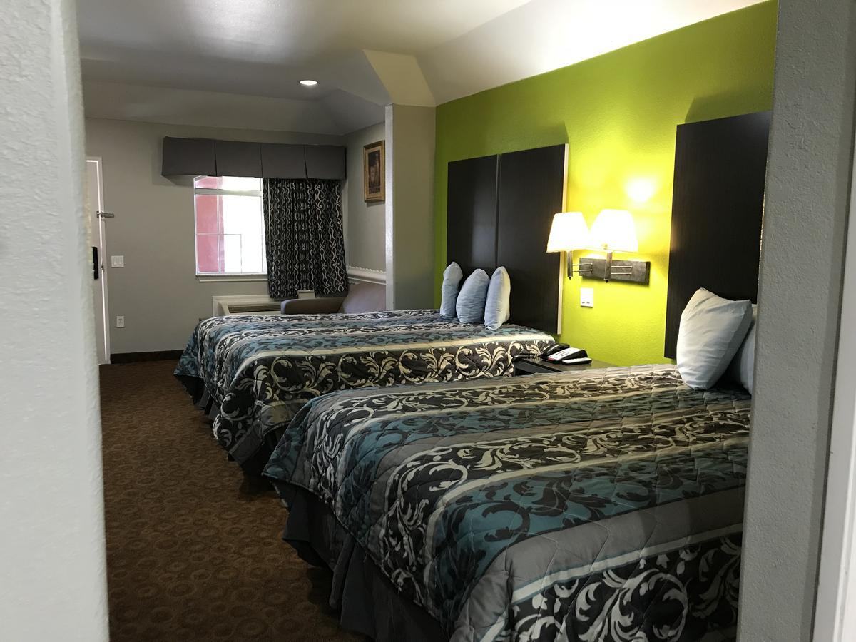 Camelot Inn And Suites Aldine Bagian luar foto