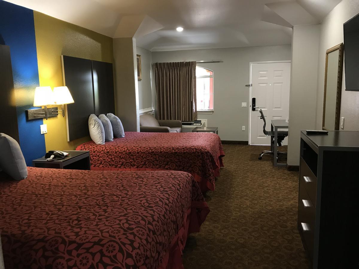 Camelot Inn And Suites Aldine Bagian luar foto