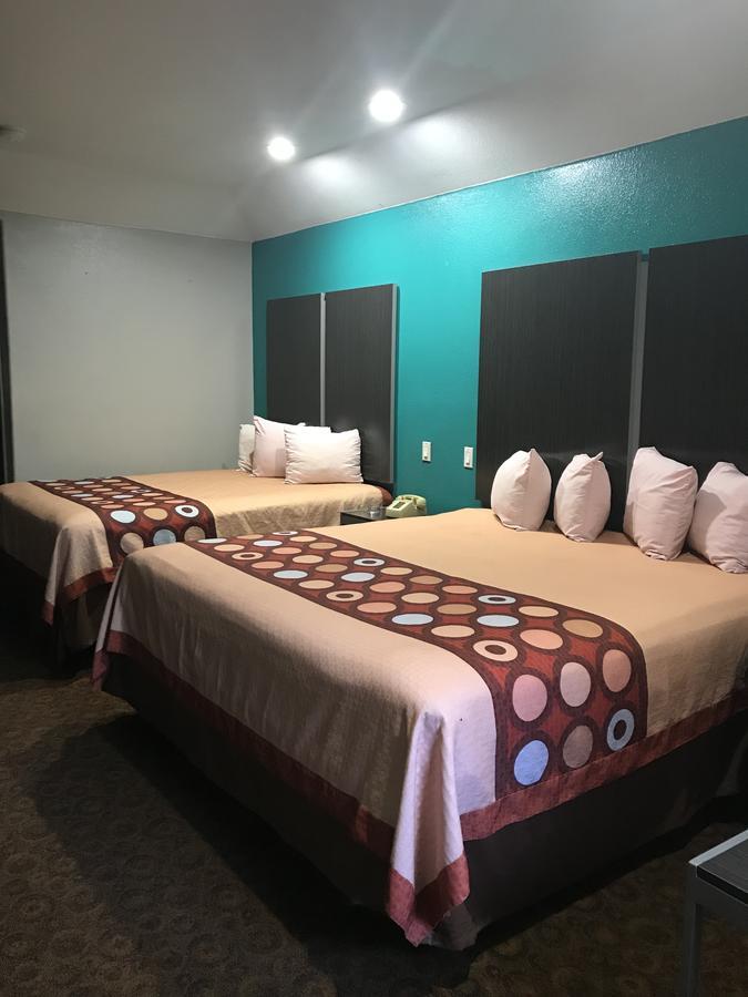 Camelot Inn And Suites Aldine Bagian luar foto