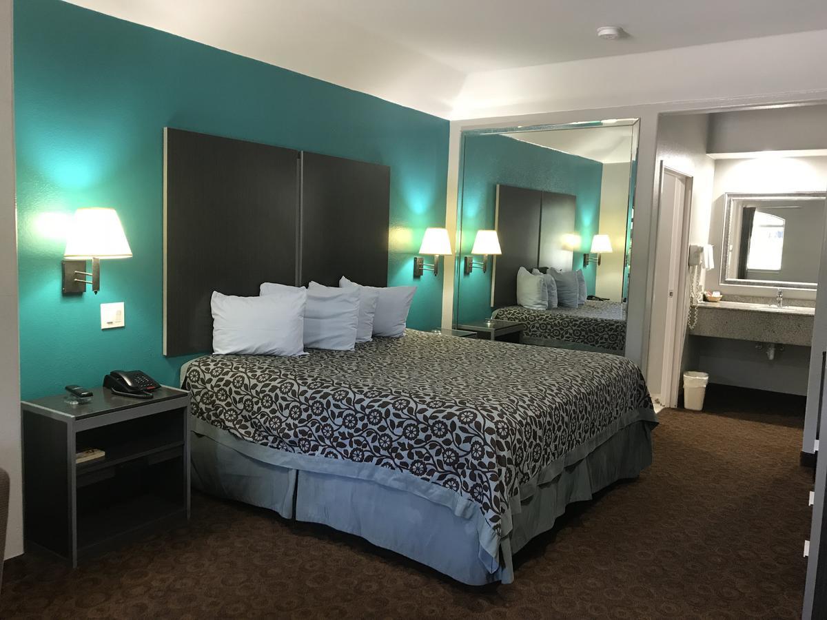 Camelot Inn And Suites Aldine Bagian luar foto