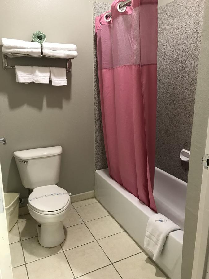 Camelot Inn And Suites Aldine Bagian luar foto