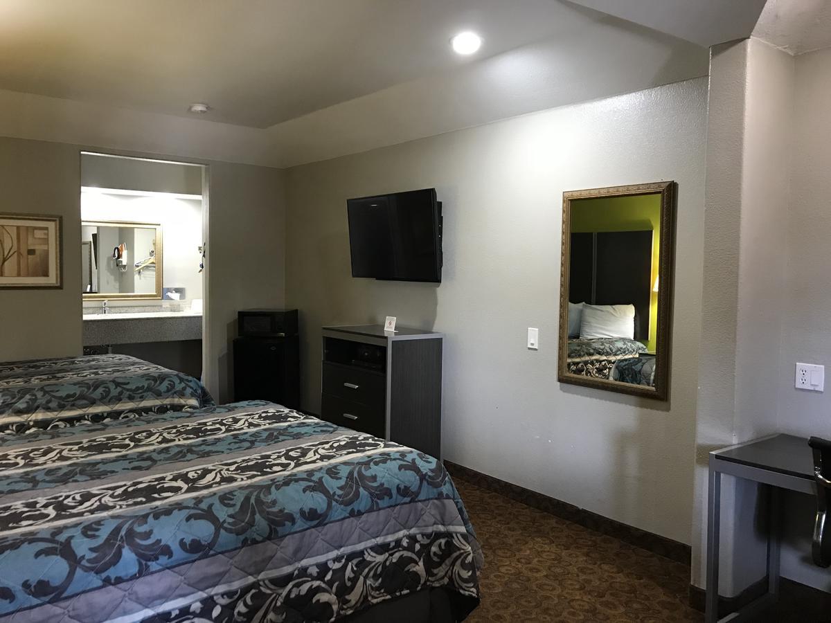 Camelot Inn And Suites Aldine Bagian luar foto