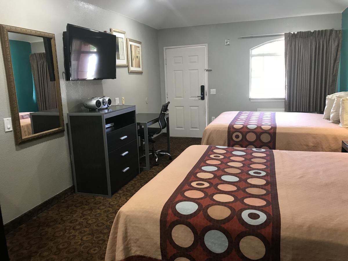 Camelot Inn And Suites Aldine Bagian luar foto