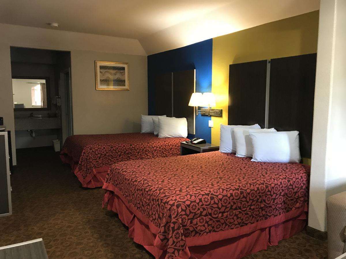 Camelot Inn And Suites Aldine Bagian luar foto