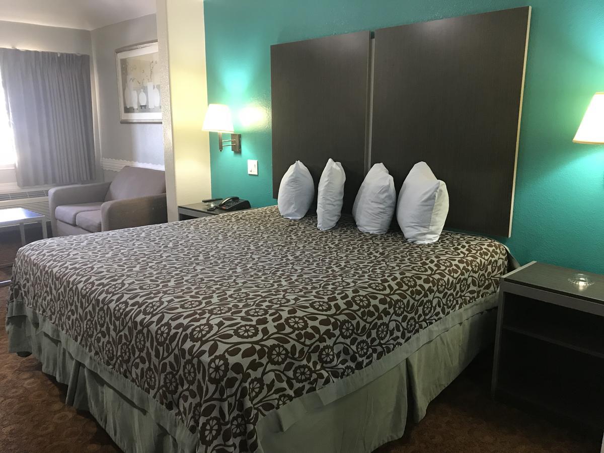 Camelot Inn And Suites Aldine Bagian luar foto