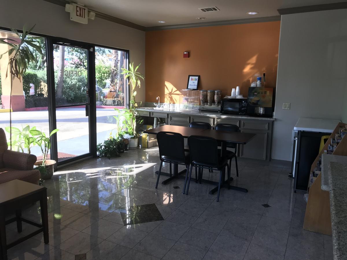 Camelot Inn And Suites Aldine Bagian luar foto