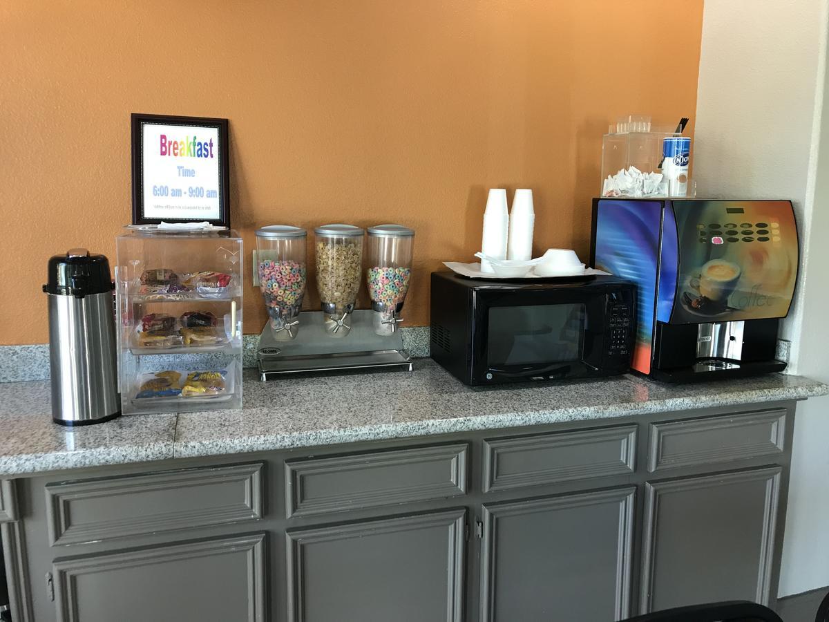 Camelot Inn And Suites Aldine Bagian luar foto