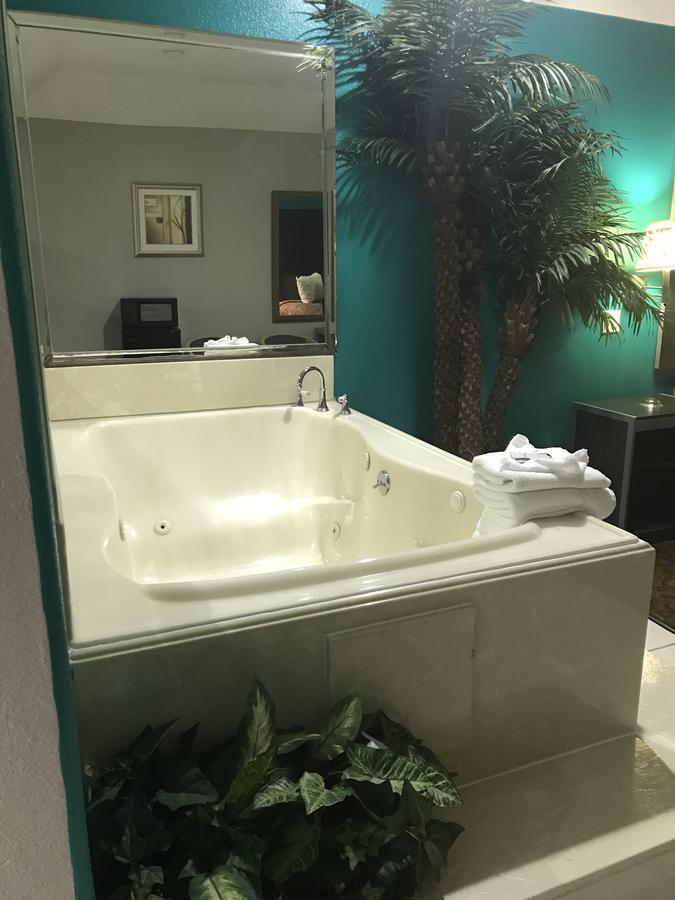 Camelot Inn And Suites Aldine Bagian luar foto
