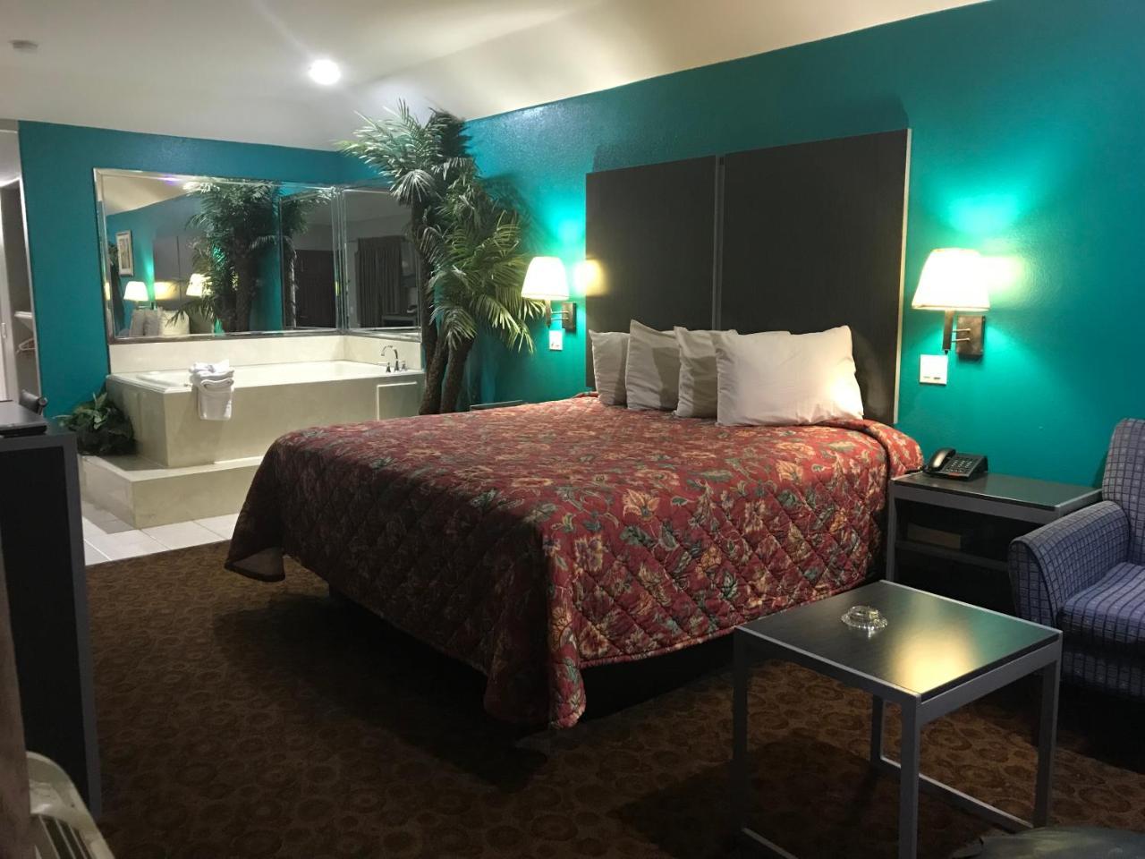 Camelot Inn And Suites Aldine Bagian luar foto