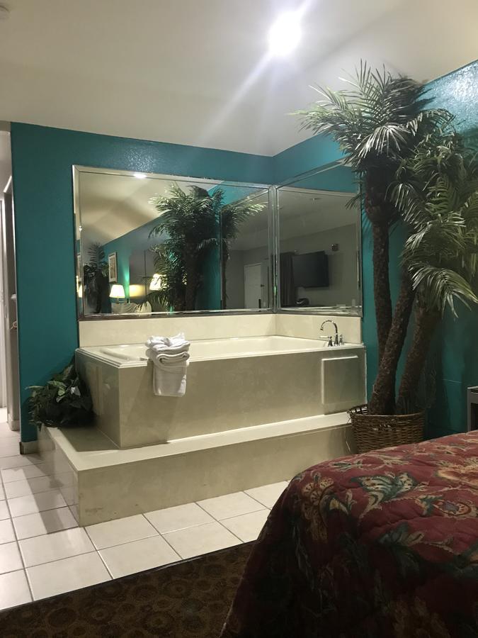 Camelot Inn And Suites Aldine Bagian luar foto