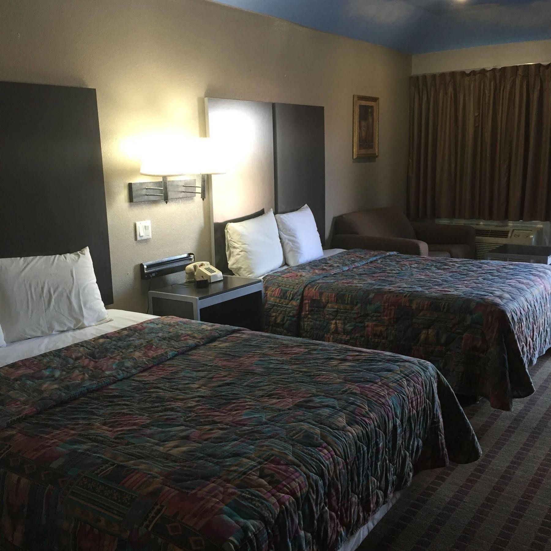 Camelot Inn And Suites Aldine Bagian luar foto