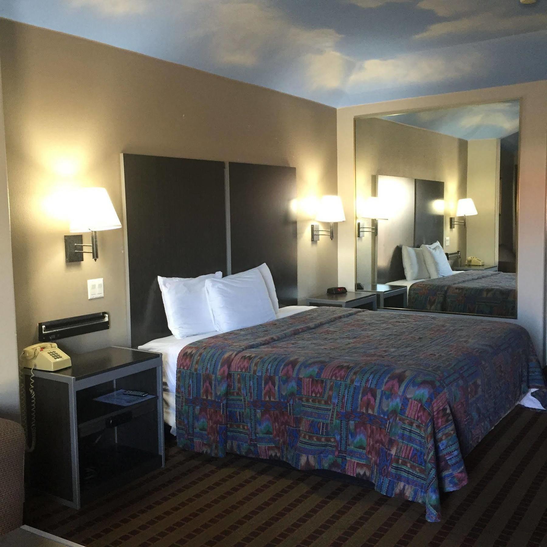 Camelot Inn And Suites Aldine Bagian luar foto