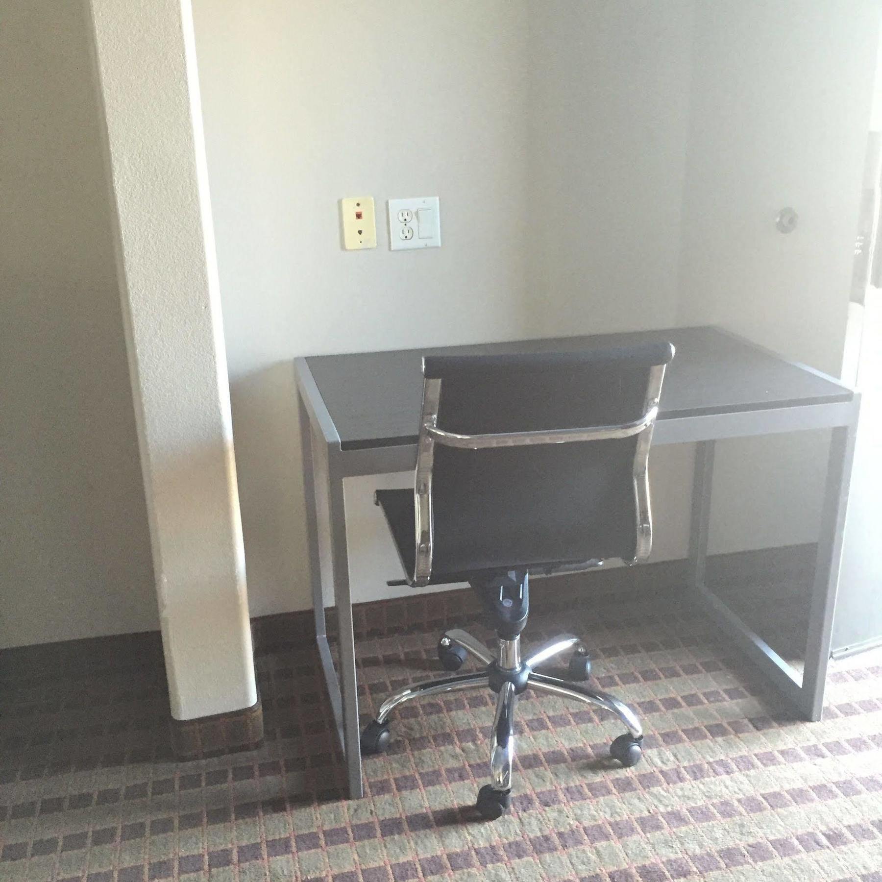 Camelot Inn And Suites Aldine Bagian luar foto