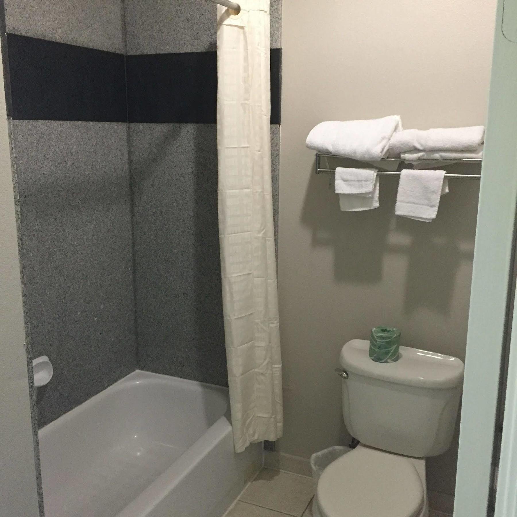 Camelot Inn And Suites Aldine Bagian luar foto