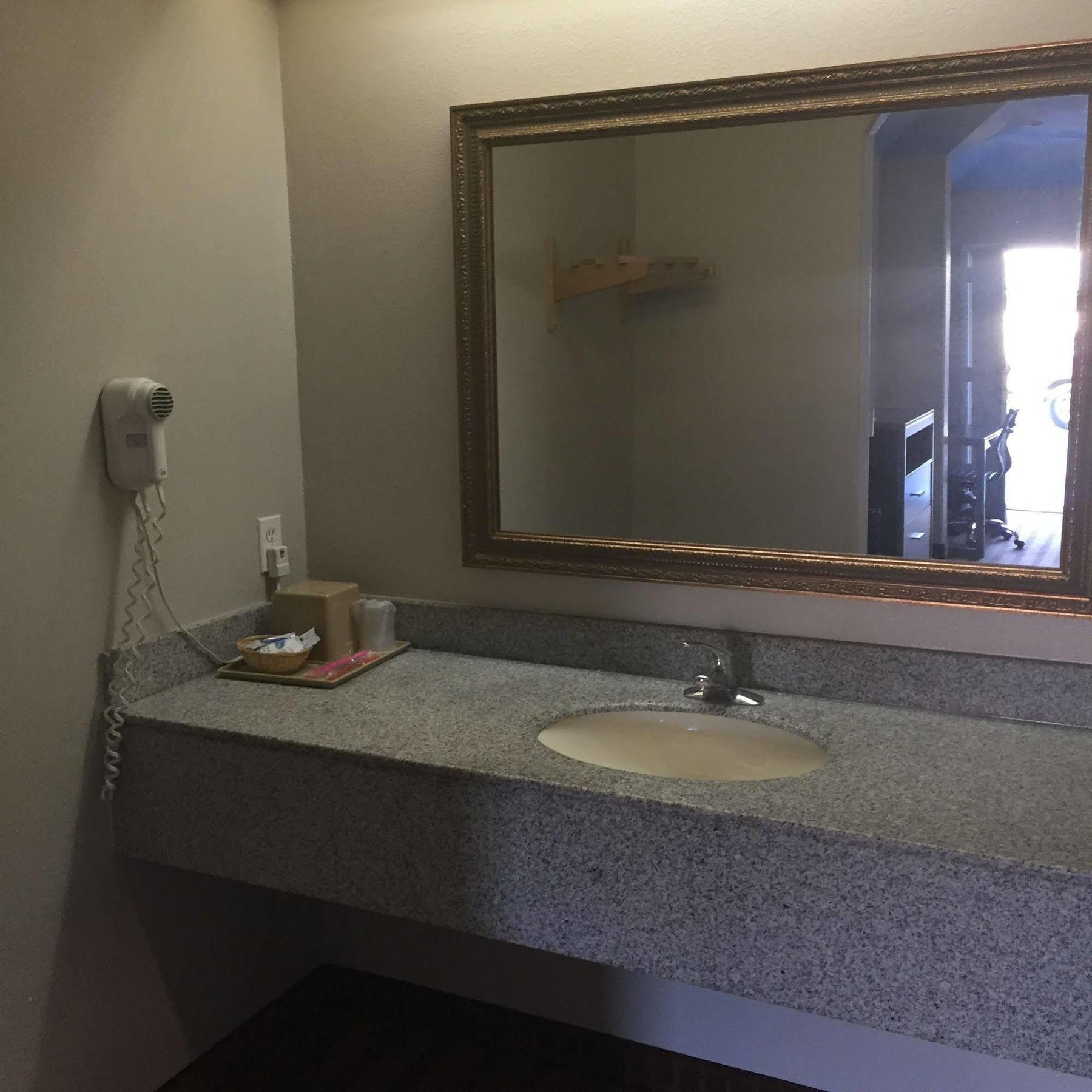Camelot Inn And Suites Aldine Bagian luar foto