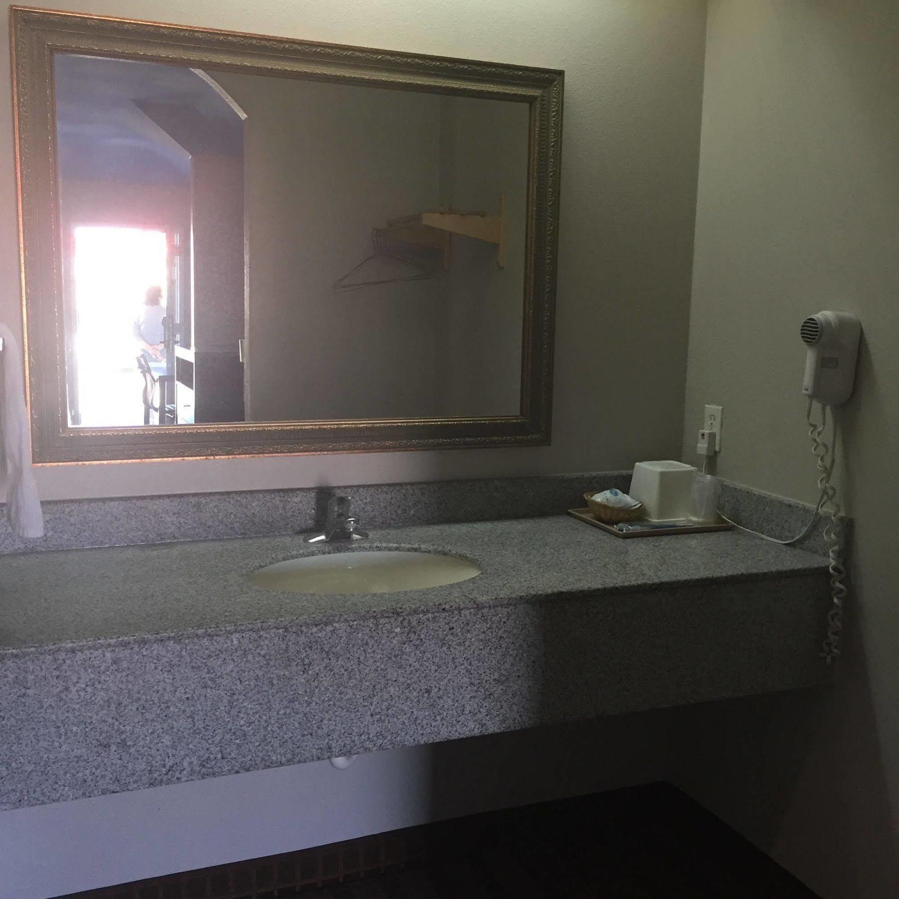 Camelot Inn And Suites Aldine Bagian luar foto
