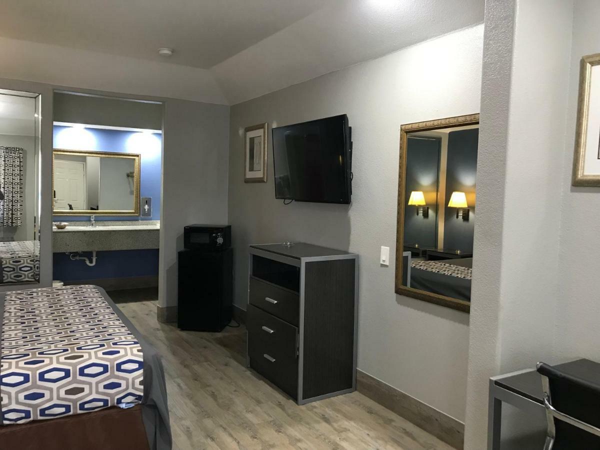 Camelot Inn And Suites Aldine Bagian luar foto
