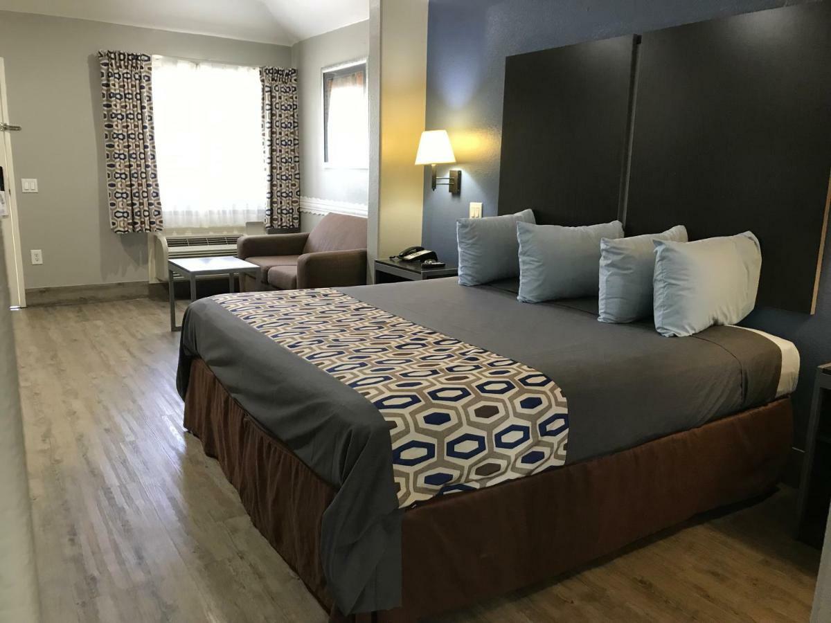 Camelot Inn And Suites Aldine Bagian luar foto