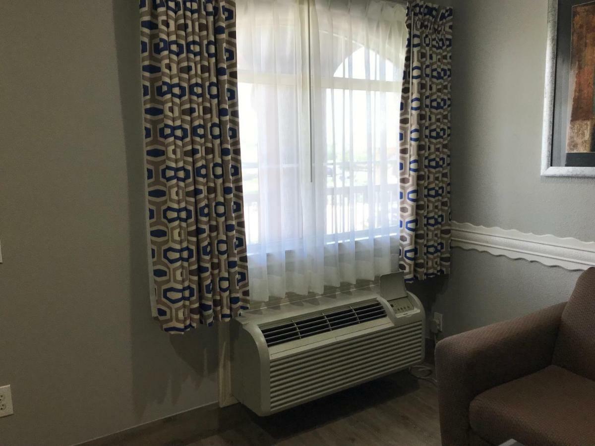 Camelot Inn And Suites Aldine Bagian luar foto