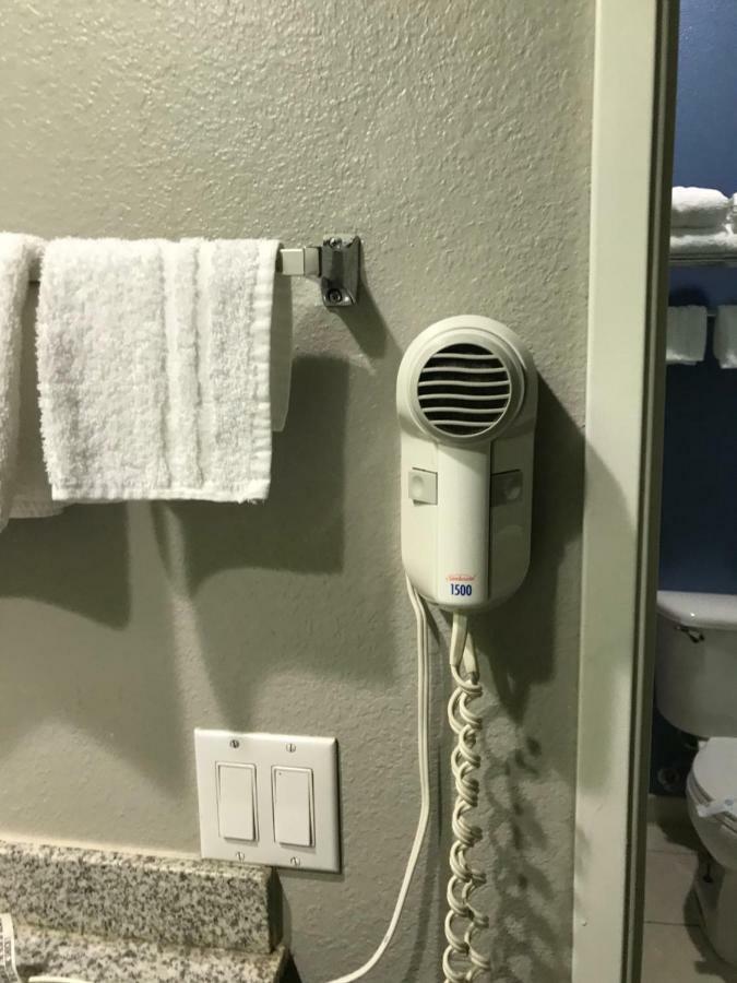 Camelot Inn And Suites Aldine Bagian luar foto