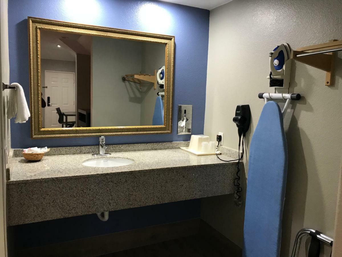 Camelot Inn And Suites Aldine Bagian luar foto