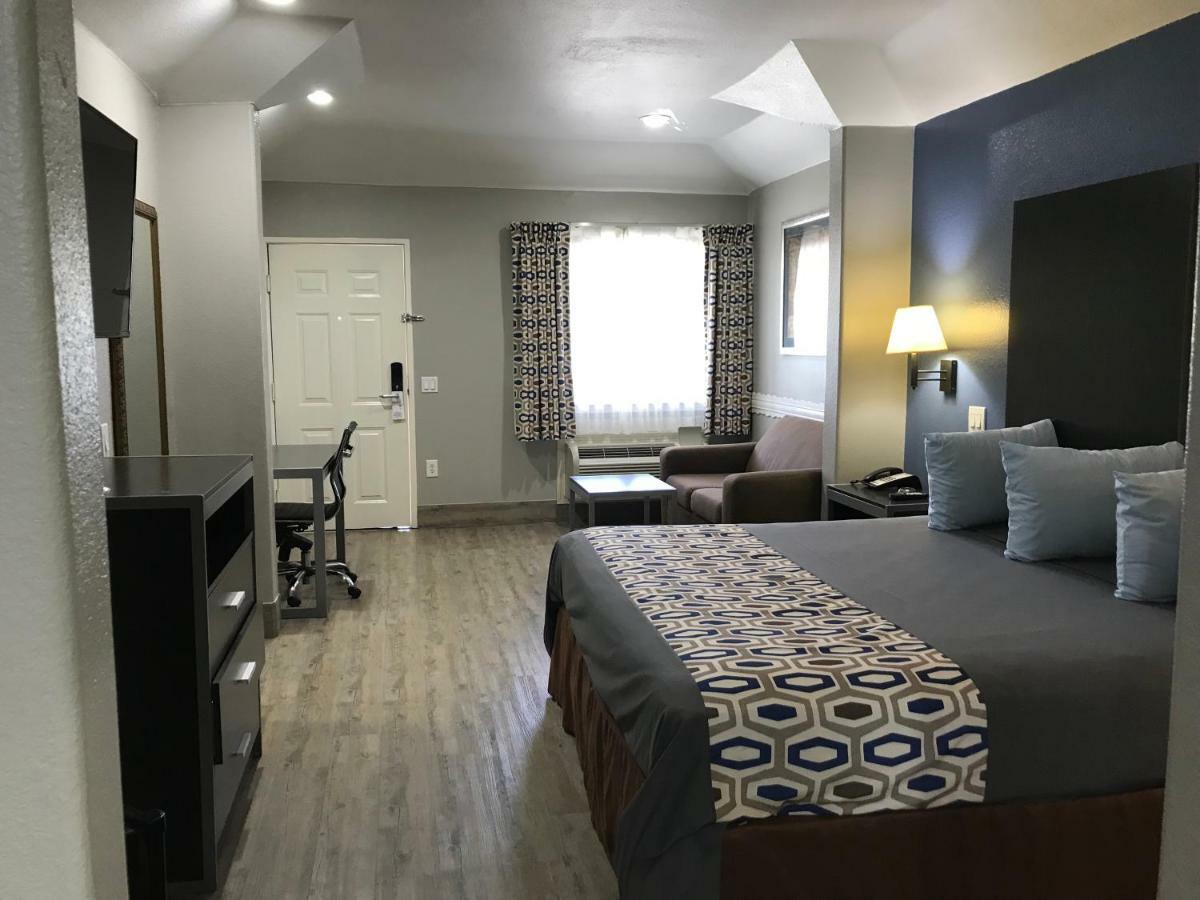 Camelot Inn And Suites Aldine Bagian luar foto